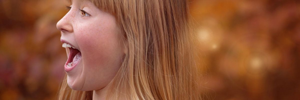 ein Mädchen mit blonden, langen Haaren schreit