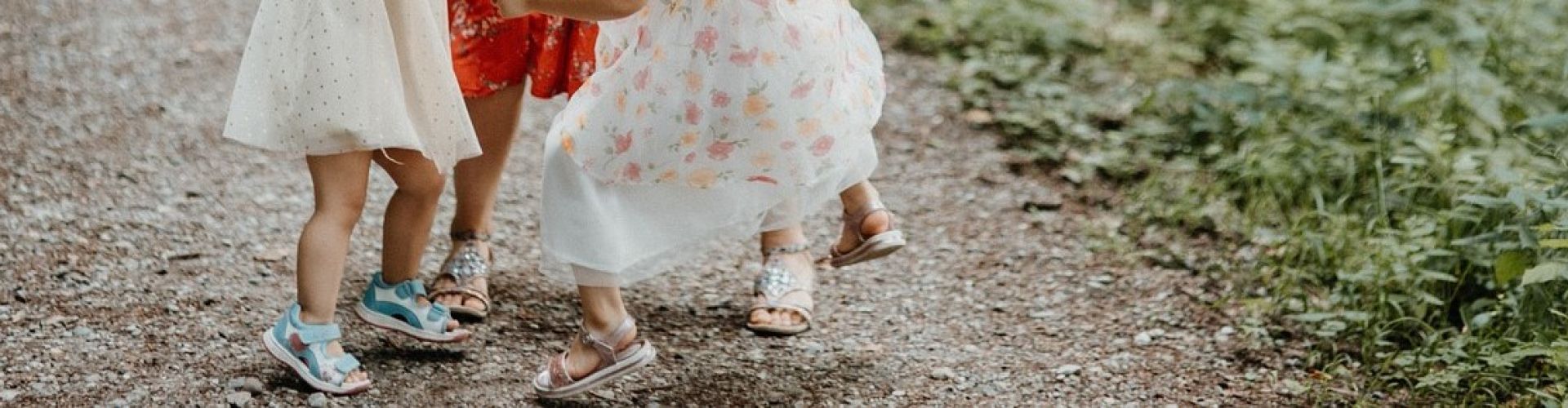 Tanz für Groß und Klein tanzende Füße von zwei Kindern und einer erwachsenen Person