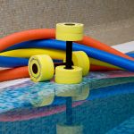 Schwimmnudeln und Hanteln