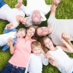 mehrere Personen liegen mit den Köpfen aneinander