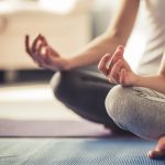 Frauen sitzen im Schneidersitz