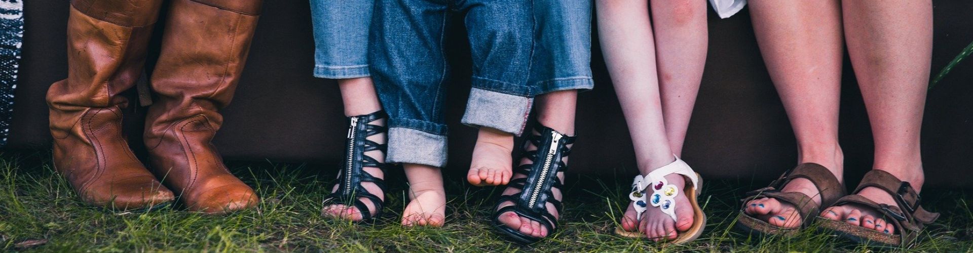 Große und kleine Füße mit Schuhen
