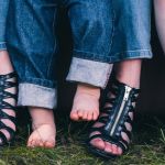 Große und kleine Füße mit Schuhen