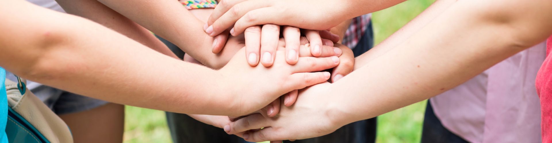 Viele Hände liegen aufeinander