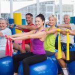 Männer und Frauen in unterschiedlichen Altersgruppen halten mit ausgestreckten ArmenTerrabänder