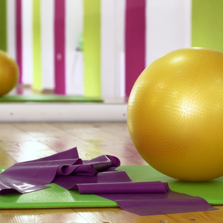 Eine Yogamatte, ein Terraband und ein großer Gymnastikball