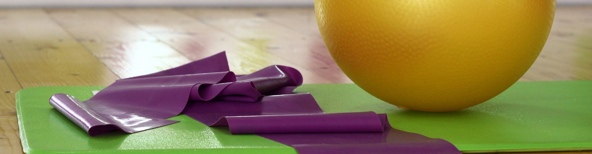 Eine Yogamatte, ein Terraband und ein großer Gymnastikball