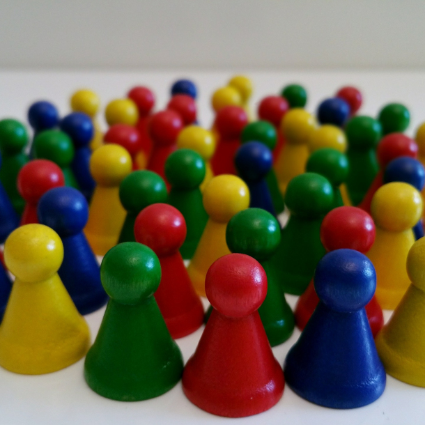 Eine große Menge bunter Spielfiguren